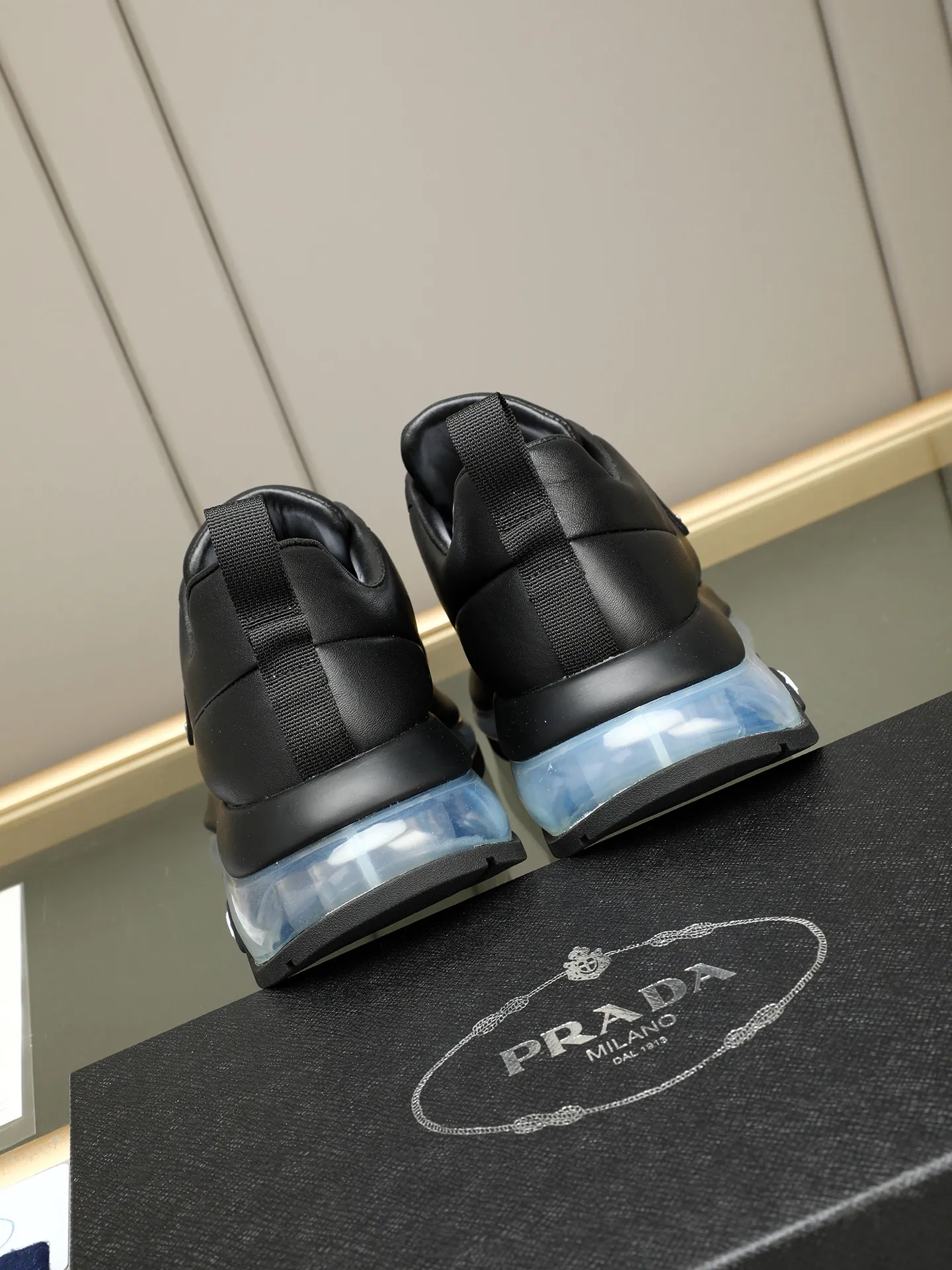 Men's shoes 💰640 Prada/Prada Men's casual shipping, imported cowhide upper, prada triangle logo, lambskin lining, original air cushion sole, rubber sewing process, rubber bottom layer, excellent shock absorption effect, comfortable on the feet! Size: 39-44 (38 45 customized)